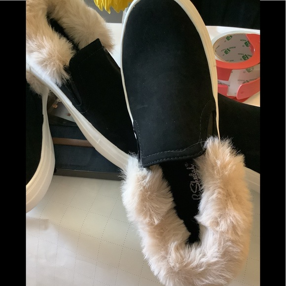 🌝NWT LA SHEELAH Sz6 BLACK FAUX SUEDE FUR TRIM SNEAKERS - Picture 3 of 9